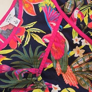 Crown‎ & Ivy Tropical Parrot Print Blouse Pink Trim Size L